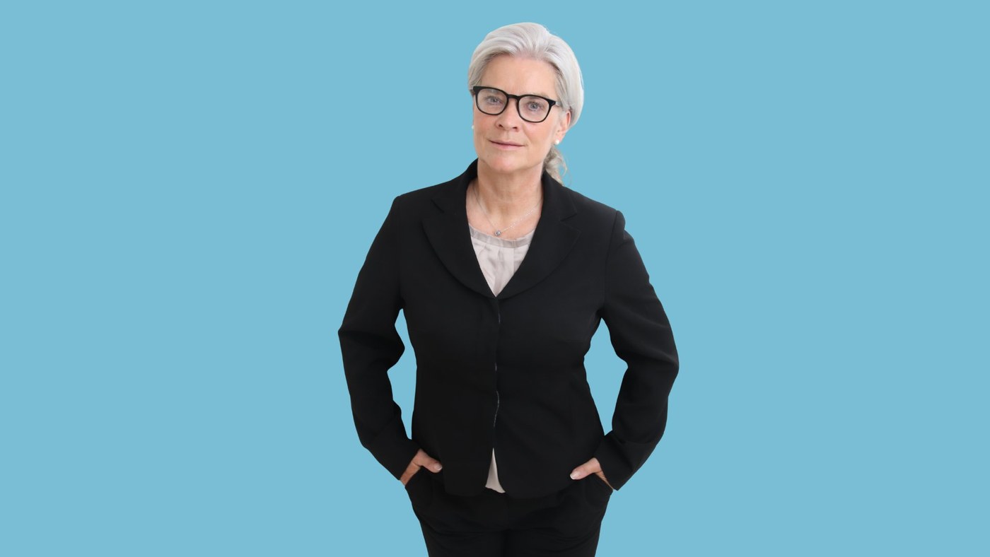 Simone Borchardt – Porträt Stehend